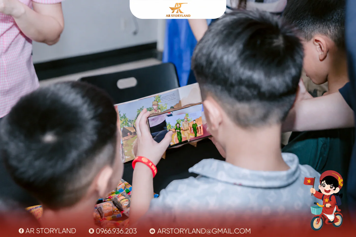 Học sinh dùng tablet trải nghiệm nội dung thực tế tăng cường của AR Storyland.