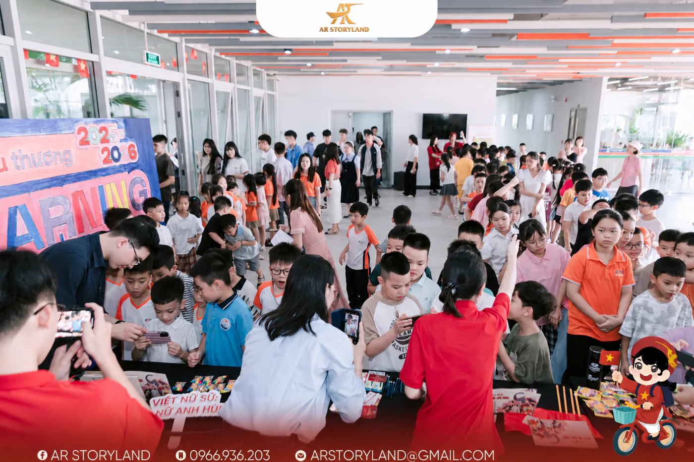 Các em nhỏ trải nghiệm AR Storyland bằng điện thoại tại sự kiện.