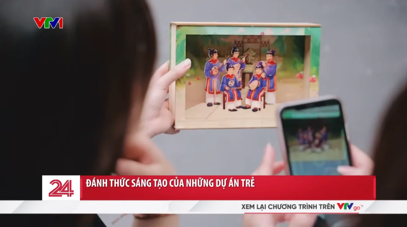 Gian trưng bày Sắc Việt tại sự kiện với khách tham quan đang tương tác.